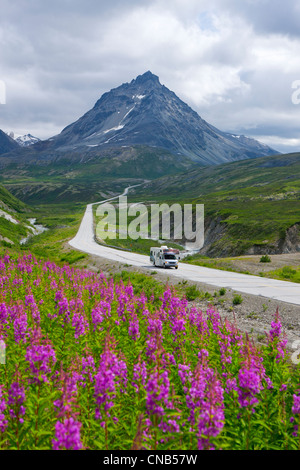 Reizvolle Aussicht auf einen RV Reisen über den Alaska Highway in der Nähe von Haines Junction, Yukon Territorium, Kanada, Sommer Stockfoto