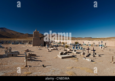 Adobe-Kirche und Friedhof, San Juan, Salar de Uyuni, Bolivien, Südamerika Stockfoto