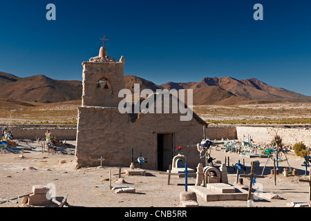 Adobe-Kirche und Friedhof, San Juan, Salar de Uyuni, Bolivien, Südamerika Stockfoto