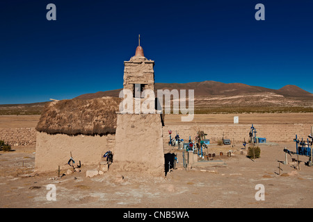 Adobe-Kirche und Friedhof, San Juan, Salar de Uyuni, Bolivien, Südamerika Stockfoto