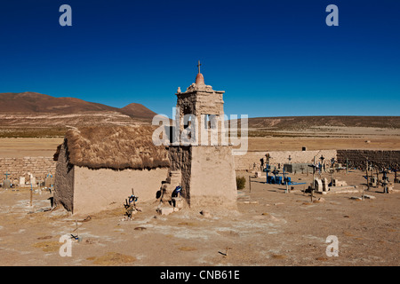 Adobe-Kirche und Friedhof, San Juan, Salar de Uyuni, Bolivien, Südamerika Stockfoto