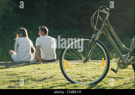 Frankreich, Ille et Vilaine, Hede, Canal Ille et Rance, Cople Radfahrer ruhen Stockfoto