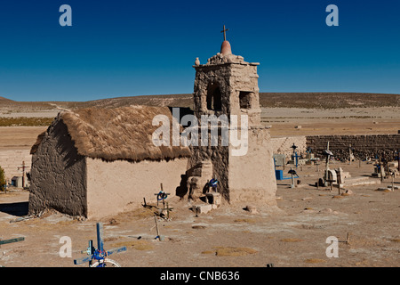 Adobe-Kirche und Friedhof, San Juan, Salar de Uyuni, Bolivien, Südamerika Stockfoto