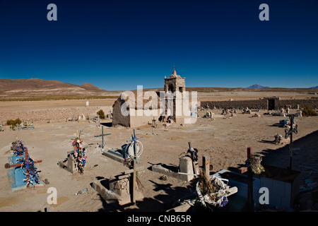 Adobe-Kirche und Friedhof, San Juan, Salar de Uyuni, Bolivien, Südamerika Stockfoto