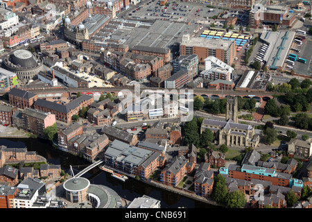 Luftaufnahme von The Calls, Fluss Aire und Leeds Pfarrkirche und Kirkgate Market-Bereich Stockfoto