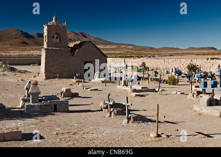 Adobe-Kirche und Friedhof, San Juan, Salar de Uyuni, Bolivien, Südamerika Stockfoto