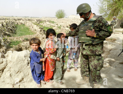 Afghan National Army Major General Ahmed Habibi nimmt sich eine Auszeit von Kampfoperationen begruesse Kinder 1. April 2012 Stockfoto