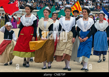 Frankreich, tanzt Gard, Nimes, Traditinal aus Arles Bereich vor dem letzten Wettkampf natürlich Camargue in der Stierkampfarena Stockfoto