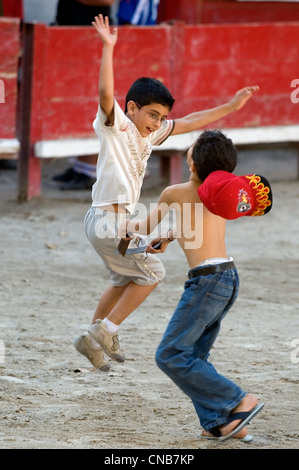 Frankreich, Hérault Marsillargues, Kinder spielen Kurs Camargue in der Stierkampfarena Stockfoto