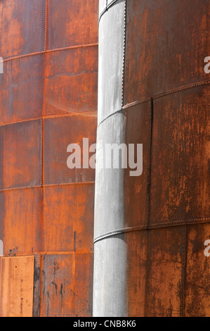 Verrosteten alten Metall-Tanks, Former Grytviken Walfang-Station, Süd-Georgien Stockfoto