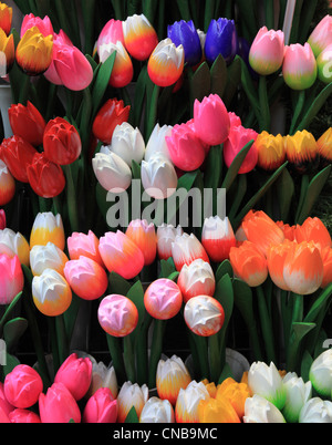 Bild der bunten hölzernen Tulpen auf einem Marktstand in Amsterdam. Stockfoto