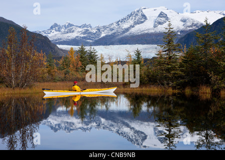 Person im Seekajak in einem See in der Nähe von Mendenhall-Gletscher, Tongass National Forest, Juneau, südöstlichen Alaska, Herbst Stockfoto