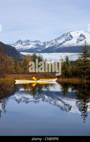 Person im Seekajak in einem See in der Nähe von Mendenhall-Gletscher, Tongass National Forest, Juneau, südöstlichen Alaska, Herbst Stockfoto