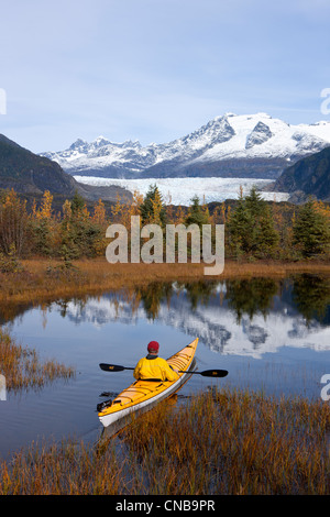 Person im Seekajak in einem See in der Nähe von Mendenhall-Gletscher, Tongass National Forest, Juneau, südöstlichen Alaska, Herbst Stockfoto
