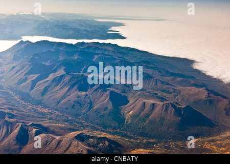 Luftaufnahme der Chugach Mountains und Nebel für Cook Inlet und Turnagain Arm, Yunan Alaska, Herbst Stockfoto