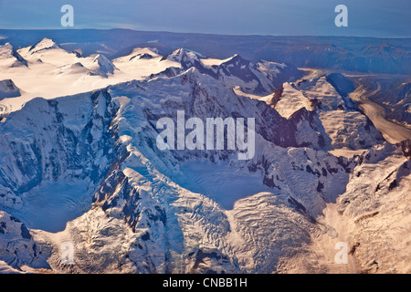 Luftaufnahme der Coastal Mountains und Gletscher nördlich von Juneau, Alaska Southeast, Sommer Stockfoto