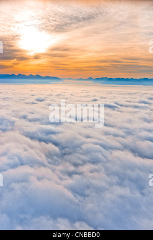 Luftbild des die aufgehende Sonne über die Chugach Mountains mit Nebel über Cook Inlet, Yunan Alaska, Herbst Stockfoto