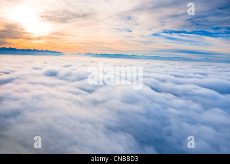 Luftbild des die aufgehende Sonne über die Chugach Mountains mit Nebel über Cook Inlet, Yunan Alaska, Herbst Stockfoto