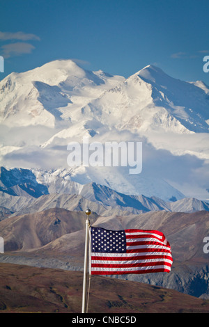 Eine amerikanische Flagge fliegt im Wind im Eielson Visitor Center mit Mt. Mckinley im Hintergrund, Denali-Nationalpark, Alaska Stockfoto