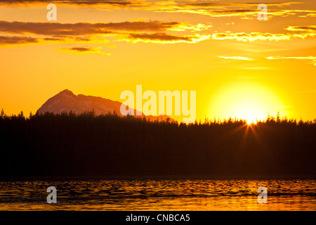 Sonnenuntergang über Bartlett Cove in Glacier Bay Nationalpark & Preserve, südöstlichen Alaska, Sommer Stockfoto