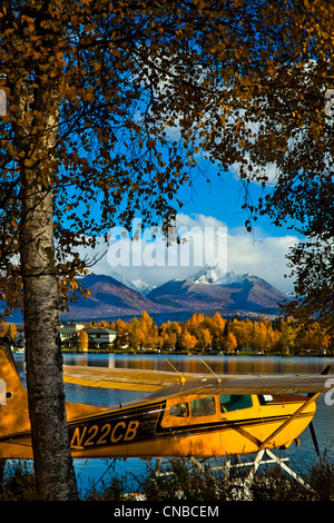 Wasserflugzeug vertäut am Lake Hood Seaplane Base, Anchorage, Alaska Yunan, Herbst Stockfoto