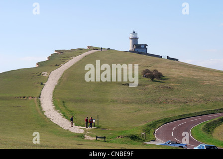 Kreidefelsen Sie am Beachy Head in der Nähe von Eastbourne. East Sussex. England. Mit Belle Tout Leuchtturm auf der Klippe Stockfoto