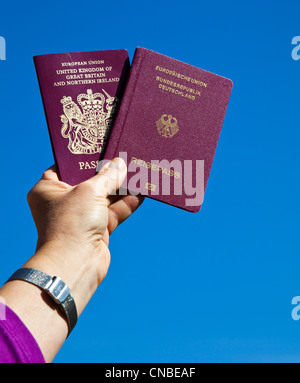 Britische und deutsche Pässe Stockfoto