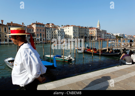 Italien, Venetien, Venedig, Weltkulturerbe von UNESCO, Stadtteil Dorsoduro, Gondoliere wartet auf Kunden auf dem Platz Stockfoto