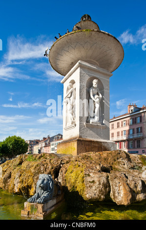 Frankreich, Isere, Voiron, der Brunnen der Place d ' Armes, errichtet im Jahre 1826 von Bürgermeister Hector Denantes mit Blick auf die Saint Bruno Church Stockfoto