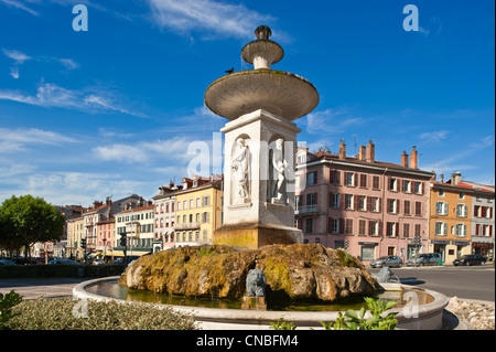 Frankreich, Isere, Voiron, der Brunnen der Place d ' Armes, errichtet im Jahre 1826 von Bürgermeister Hector Denantes mit Blick auf die Saint Bruno Church Stockfoto