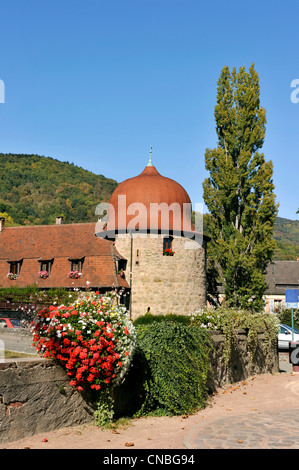 Frankreich, Haut-Rhin, Thann, Tour des Sorcieres (Hexenturm), Südtor von der elsässischen Weinstraße Stockfoto