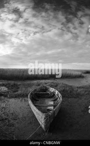 Einem alten Holzboot am Rande des Sumpfes bei Brancaster Staithe an der North Norfolk-Küste. Stockfoto