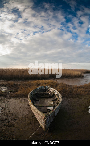 Einem alten Holzboot am Rande des Sumpfes bei Brancaster Staithe an der North Norfolk-Küste. Stockfoto