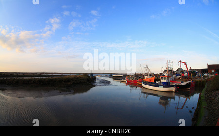 Angelboote/Fischerboote im Hafen von Brancaster Staithe an der Nordküste von Norfolk. Stockfoto