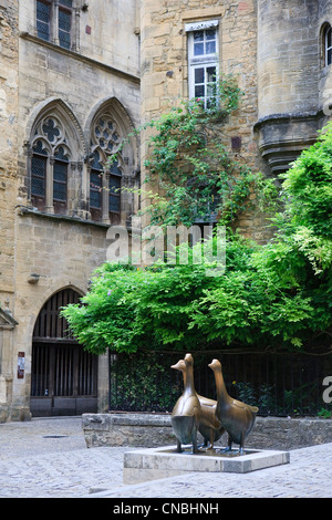 Frankreich, Dordogne, Perigord Noir, Dordogne-Tal, Sarlat la Caneda, Place du Marche Aux Ojes, Les Oies (Gänse) geformt durch Stockfoto