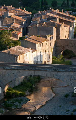 Frankreich, Aude, Lagrasse, beschriftete Les Plus Beaux Dörfer de France (die schönsten Dörfer Frankreichs), die Brücken über Stockfoto