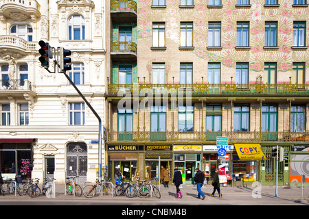 Österreich, Wien, Linke Wienzeile, Majolika-Haus, erbaut 1898 von Otto Wagner, mit Fliesen verziert Stockfoto