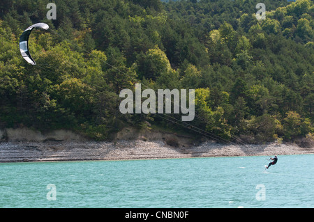 Frankreich, Isere, Kitesurfer auf Monteynard Avignonet See Stockfoto