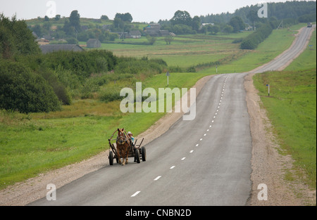 Ein Pferdefuhrwerk auf einer Landstraße, Uneliski, Weißrussland Stockfoto