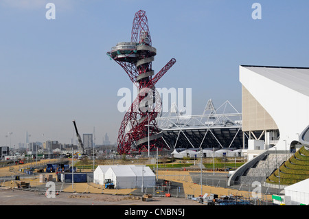 Arcelor Mittal Orbit Tower in London 2012 Olympic Park Main Stadium Naher & aquatics Pool Wing stand Recht, Stratford, Newham East London England Stockfoto