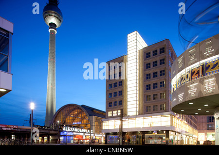 Der Alexanderplatz mit dem Fernsehturm, das Haus Zur Berolina und die Weltzeituhr, Berlin, Deutschland Stockfoto