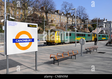 Zwei Freightliner Lokomotiven bewegen eines Containers trainieren Canonbury Durchgangsbahnhof Stockfoto