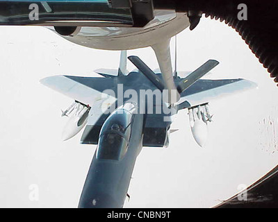 Ein F-15 Eagle zieht am 12. April 2012 vom 319. Luftbetankungsflügel der Grand Forks Air Force Base, N.D., über die Zentralstaaten der Vereinigten Staaten ein, um von einem KC-135R Stratotanker betankt zu werden. Stockfoto