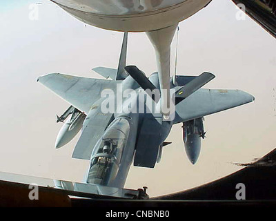 Ein F-15 Eagle zieht am 12. April 2012 vom 319. Luftbetankungsflügel der Grand Forks Air Force Base, N.D., über die Zentralstaaten der Vereinigten Staaten ein, um von einem KC-135R Stratotanker betankt zu werden. Stockfoto