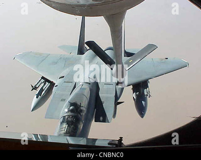 Ein F-15 Eagle zieht am 12. April 2012 vom 319. Luftbetankungsflügel der Grand Forks Air Force Base, N.D., über die Zentralstaaten der Vereinigten Staaten ein, um von einem KC-135R Stratotanker betankt zu werden. Stockfoto