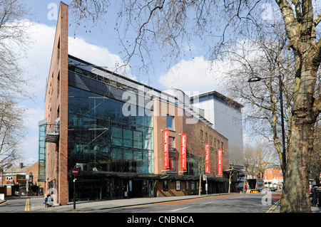 Winterbäume & sonnige Aussicht Banner Plakate auf der Straße façade Des Sadlers Wells Theatre Gebäude ein Veranstaltungsort für darstellende Kunst in Clerkenwell London England Großbritannien Stockfoto