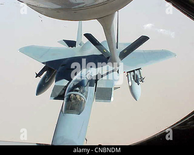 Ein F-15 Eagle zieht am 12. April 2012 vom 319. Luftbetankungsflügel der Grand Forks Air Force Base, N.D., über die Zentralstaaten der Vereinigten Staaten ein, um von einem KC-135R Stratotanker betankt zu werden. Stockfoto