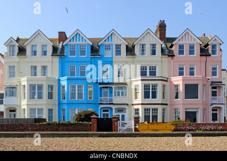 Aldeburgh Seafront Terrace von bunten Anwesen mit Blick auf das Meer, viele in Gästehäuser und Ferienunterkunft Suffolk England umgewandelt Stockfoto