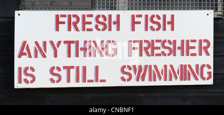 Waterfront humorvoll Anmelden stall & Hütte frischen Fisch verkaufen Direkt vom nahe gelegenen Strände Fischerboote Aldeburgh Suffolk East Anglia England UK gesehen Stockfoto