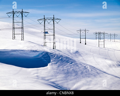 Stromleitungen marschieren in den norwegischen Bergen im winter Stockfoto